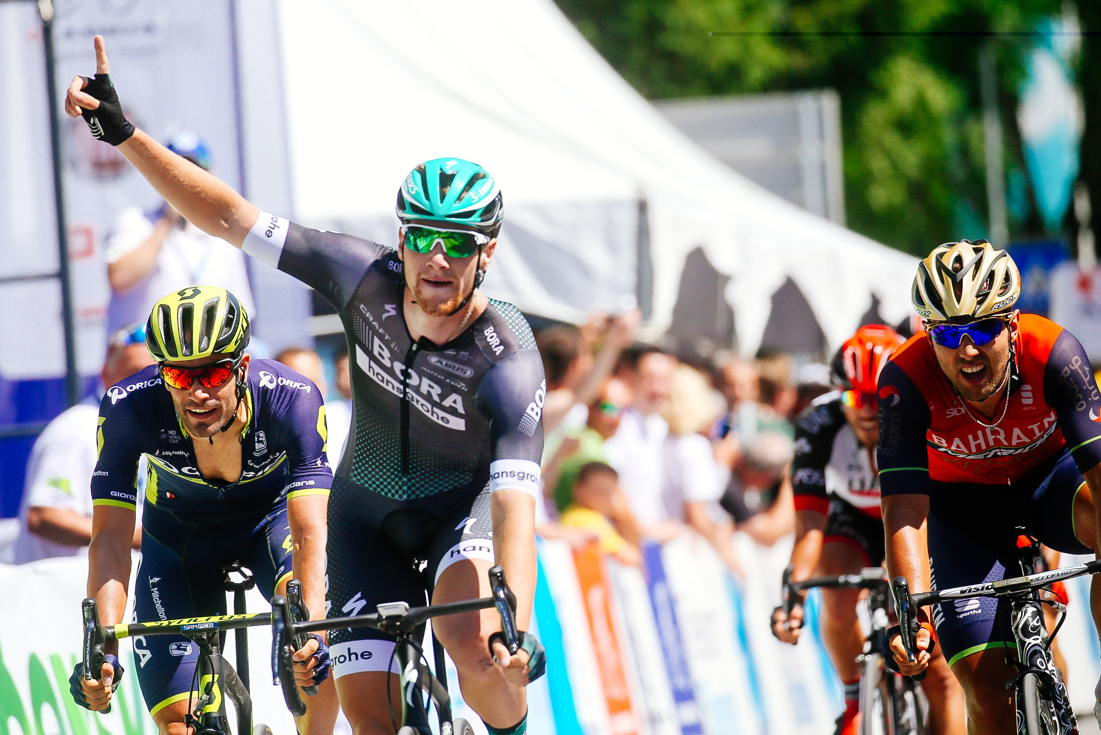 Sam Bennett takes first stage and green jersey